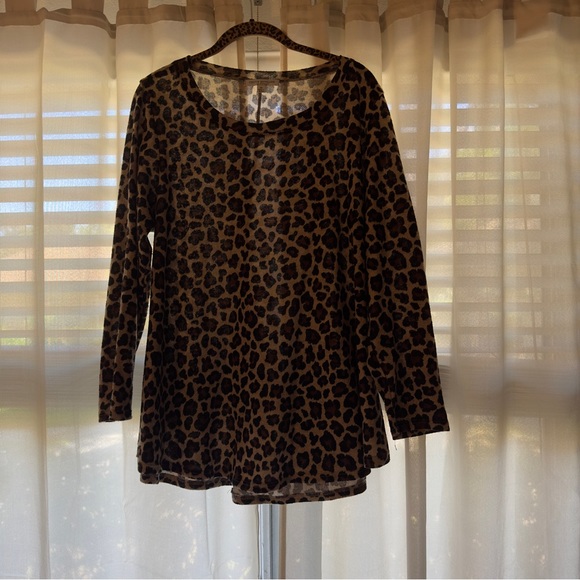 5/$25✨Green Envelope Los Angeles Animal Print Top 🖤🤎 - Picture 2 of 2